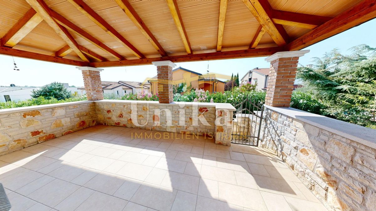 Dvojna hiša z bazenom v istrskem slogu